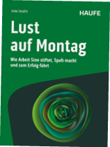 Das Bild zeigt das Cover eines Buches. Der Hintergrund ist gr n und schwarz. Der Titel des Buches ist in gro er wei er Schrift geschrieben: „Lust auf Montag“ Darunter steht in kleinerer Schrift: „Wie Arbeit Sinn stiftet, Spa  macht und zum Erfolg f hrt“  Oben links steht der Name der Autorin: Anke Serafin   Oben rechts steht der Verlag: Haufe  Unten auf dem Cover sieht man eine runde, gr ne Form, die an eine Blume oder Spirale erinnert.  