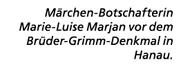 M rchen Botschafterin Marie Luise Marjan vor dem Br der Grimm Denkmal in Hanau. 