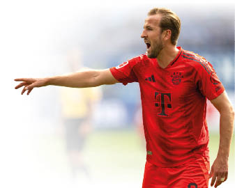 Bayern-St rmer Harry Kane ruft etwas und zeigt mit dem Arm nach vorne. Er tr gt ein rotes Trikot mit dem Bayern-Logo 
