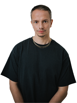 Star-DJ Alle Farben tr gt ein schwarzes T-Shirt und eine Goldkette. Er schaut frontal in die Kamera