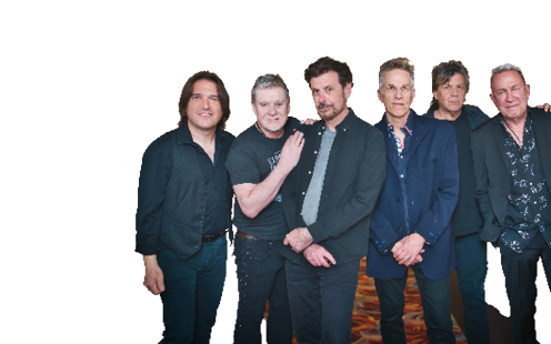 Die sechs Bandmitglieder der Rockgruppe “The Hooters" stehen nebeneinander auf einem Hotelflur und schauen in die Kamera.