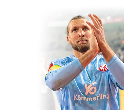 07.03.2025, Fussball: 1. Bundesliga, Saison 2024/2025, 25. Spieltag, Borussia Moenchengladbach - 1. FSV Mainz 05 im Borussia Park in Moenchengladbach. Robin Zentner (1. FSV Mainz 05, #27) bedankt sich bei den mitgereisten Fans fuer die Unterstuetzung. Wichtiger Hinweis: Gemaess den Vorgaben der DFL Deutsche Fussball Liga bzw. des DFB Deutscher Fussball-Bund ist es untersagt, in dem Stadion und/oder vom Spiel angefertigte Fotoaufnahmen in Form von Sequenzbildern und/oder videoaehnlichen Fotostrecken zu verwerten bzw. verwerten zu lassen. Foto: Kirchner-Media/Thomas Haesler