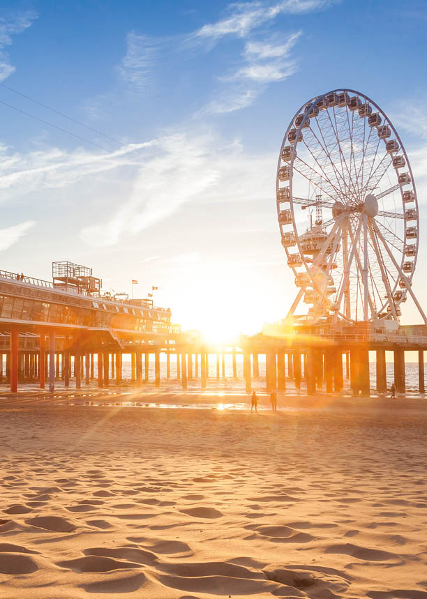 Am Sandstrand von Scheveningen f hrt ein Pier ber den Sand bis zum Wasser, am Ende befindet sich ein gro es Riesenrad.