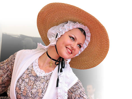 Seit 1963 feiert Bitburg in der Eifel ein Europ isches Folklore-Festival. Dazu reisen viele Volkstanz- und Musikgruppen aus Deutschland und anderen L ndern an und pr sentieren ihre Traditionen auf den Pl tzen und B hnen in der Stadt.