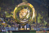 Pokal der FIFA Klub WM. Im Hintergrund ist eine Trib ne zu sehen.