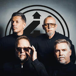 Die vier Mitglieder der Band „Die Fantastischen Vier“ sind auf diesem Bild zu sehen.Sie sind alle in schwarz gekleidet und schauen ernst in die Kamera. Vorn links fasst sich Smudo an seine Sonnenbrille, daneben ist And.Ypsilon zu sehen. Dahinter links schaut Michi Beck an der Kamera vorbei, w hrend Thomas D. mit Brille direkt in die Kamera schaut. Im Hintergrund sieht man zwei Kreise ineneinander, darin die Zahl 4 und ein Pfeil nach oben.