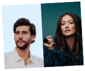 Auf diesem Doppelfoto sind die K nstler Alvaro Soler (links) und Leony zu sehen. Alvaro Soler tr gt ein sommerliches wei es Hemd, w hrend Leony vor einem balugr nen Hintergrund auch blaugr n gekleidet ist.