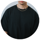 Der K nstler „Alle Farben“ alias Frans Zimmer schaut nett in die Kamera. ber seinem schwarzen T-Shirt tr gt er eine goldene Kette.