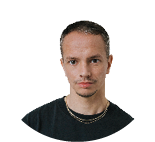 Der K nstler „Alle Farben“ alias Frans Zimmer schaut nett in die Kamera. ber seinem schwarzen T-Shirt tr gt er eine goldene Kette.