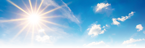 Das Bild zeigt einen blaumen Himmel mit vereinzelten Wolken. In der oberen linken Ecke strahlt die Sonne. 