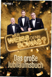 Das Bild zeigt das Cover eines Buches mit festlichem Design. Im oberen Bereich sind drei Personen in eleganten schwarzen Smokings mit Fliege abgebildet, die vor einem goldfarbenen, glitzernden Hintergrund mit herabfallenden Konfetti-Elementen posieren. Zwei der Personen stehen seitlich, w hrend die mittlere Person leicht nach vorne tritt und beide H nde einladend ge ffnet h lt. Unterhalb der Abbildung befindet sich ein gro es, leuchtend gestaltetes Schild im Stil einer Leuchtreklame mit der Aufschrift „WER WEISS DENN SOWAS?“. Darunter steht in silbernen, gl nzenden Buchstaben der Titelzusatz „Das gro e Jubil umsbuch“. In der oberen linken Ecke ist der Name des Verlags „HEYNE“ zu sehen, und in der rechten oberen Ecke befindet sich ein kleines Logo. Das gesamte Cover vermittelt einen feierlichen und unterhaltsamen Eindruck.
