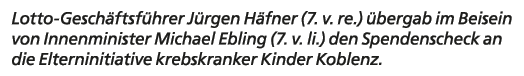 Lotto Gesch ftsf hrer J rgen H fner (7. v. re.) bergab im Beisein von Innenminister Michael Ebling (7. v. li.) den S...