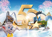 Das Bild ist ein buntes, festliches Jubil ums-Visual des Europa-Park Rust, gestaltet zum 50-j hrigen Bestehen (1975–2025).   Im Mittelpunkt steht eine gro e, goldene „50“ mit Stern – Symbol f r das Jubil um.    Rundherum sieht man:    beliebte Achterbahnen wie Voltron Nevera (links) und Blue Fire (Mitte),    die markante silberne Eurosat-Kuppel,    das Wasserfahrgesch ft „Atlantica SuperSplash“ (unten rechts),    bunte H user im Europa-Park-Stil,    sowie farbenfrohes Feuerwerk am blauen Himmel.    Vorn links begr  t das fr hliche Park-Maskottchen Ed Euromaus die G ste.    Das Bild vermittelt pure Freizeitparkfreude, Abenteuerlust und Familienunterhaltung – ein starker visueller Auftakt zum 50-j hrigen Jubil um des gr  ten Freizeitparks Deutschlands.