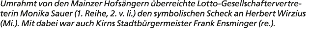 Umrahmt von den Mainzer Hofs ngern berreichte Lotto Gesellschaftervertreterin Monika Sauer (1. Reihe, 2. v. li.) den...