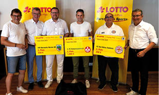Das Bild zeigt die feierliche bergabe des Lotto Fairplay-Preises f r die Saison 2024/2025. Insgesamt sechs M nner stehen nebeneinander, einige halten symbolische gelbe Schecks mit Vereinslogos und Betr gen in der Hand. Im Hintergrund sind drei gelbe Roll-Ups mit dem LOTTO Rheinland-Pfalz-Logo zu sehen.  Die Platzierungen:  • 1. Platz: 1. FC Kaiserslautern II – 1.000 €  • 2. Platz: VfR Wormatia Worms 08 – 650 €  • 3. Platz: FC Rot-Weiss Koblenz – 350 €  Die Veranstaltung w rdigt sportliches Verhalten im Fu ball. Alle Beteiligten wirken stolz und gut gelaunt – ein positives Zeichen f r Fairness im Sport.  