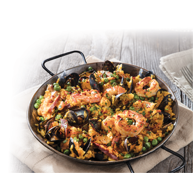 Das Bild zeigt eine k stlich angerichtete Paella – ein traditionelles spanisches Reisgericht. In der Pfanne erkennt man:  • Safranreis (goldgelb gef rbt)  • Garnelen (gro  und saftig)  • Miesmuscheln  • Erbsen  • Chorizo- hnliche Wurst oder Speckst cke  • Gew rze und Kr uter, wahrscheinlich Petersilie und Paprika  Die Paella wird in einer klassischen flachen Pfanne mit zwei Griffen serviert und steht auf einem rustikalen Holztisch, begleitet von einem Leinentuch – die Szene wirkt mediterran und sehr einladend. Ein typisches Gericht f r einen gem tlichen Abend oder ein Festessen.