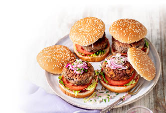 Kidneybohnenburger mit Ei und roten Zwiebeln