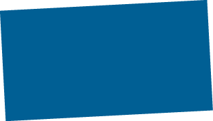 Das Foto zeigt eine Gruppe von rund 14 Personen auf einer B hne bei einer Feier zum 75. Jubil um des Landessportbundes Rheinland-Pfalz. Links steht ein Mann im grauen Anzug mit Mikrofon, der offenbar moderiert. Mehrere Personen halten Glastroph en in den H nden – es handelt sich um eine Preisverleihung. Die Anwesenden tragen unterschiedliche Kleidung, von eleganten Anz gen und Kleidern bis zu sportlich-legeren Outfits. Im Hintergrund sind festlich gedeckte Tische, G ste und eine gro e Leinwand mit dem Jubil umslogo „75 Jahre LSB Rheinland-Pfalz“ zu sehen. Die Stimmung wirkt feierlich 