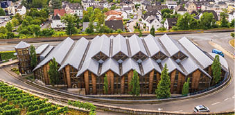 Die R mervilla wurde urspr nglich als r mischer Gutshof angelegt. In der Sp tantike wurde das Geb ude als Herberge genutzt und anschlie end als Eisenschmelze. Nach dem Verfall entstand ein fr hmittelalterlicher christlicher Friedhof. Heute ist es ein arch ologischer Fundplatz mit vielen gut erhaltenen Baudetails und Wandmalereien.