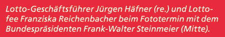 Lotto Gesch ftsf hrer J rgen H fner (re.) und Lottofee Franziska Reichenbacher beim Fototermin mit dem Bundespr siden...