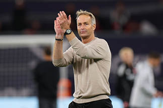 Fu ball: Bundesliga, Bayer Leverkusen - Eintracht Frankfurt, 3. Spieltag, BayArena. Trainer Kasper Hjulmand (Bayer Leverkusen) klatscht nach dem Spiel zu den Fans.