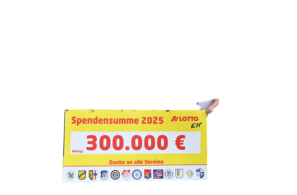 Eine Gruppe von dreizehn Personen steht auf einem Fu ballfeld und h lt gemeinsam ein gro es gelbes Schild. Darauf steht in roter Schrift: „Spendensumme 2025 – 300.000 €“. Dar ber ist das Logo von „LOTTO Elf“ abgebildet. Am unteren Rand des Schildes sind die Logos verschiedener Vereine zu sehen, daneben der Schriftzug: „Danke an alle Vereine“.