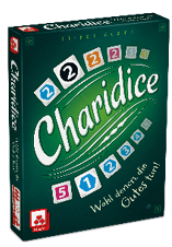 Die Verpackung des Spiels „Charidice“ ist in dunklen Gr nt nen gestaltet und wirkt durch den Farbverlauf und geschwungene Linien dynamisch und lebendig. Im Zentrum steht der gro e, wei e Schriftzug „Charidice“, der diagonal ber die Vorderseite verl uft und von schwungvollen Linien eingefasst ist. Dar ber und darunter sind bunte, w rfelf rmig dargestellte Zahlenfelder angeordnet, unter anderem mit den Zahlen 2, 5, 1, 3 und 4 in verschiedenen Farben wie Blau, Pink, Orange und Gr n. Am oberen Rand ist in kleiner gelber Schrift der Name des Autors „J rgen Adams“ zu lesen. Links unten befindet sich das rote Logo des Verlags NSV. Unterhalb des Titels steht in geschwungener, heller Schrift der Untertitel: „Wohl denen, die Gutes tun!“. Die Gestaltung vermittelt einen spielerischen, einladenden Charakter und betont durch Farben und Bewegung die Leichtigkeit und Freude des Spiels.