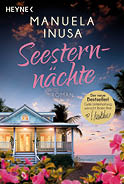 Das Cover des Romans Seesternn chte von Manuela Inusa zeigt eine romantische, stimmungsvolle Szene in warmen Abendfarben. Im oberen Bereich des Bildes erstreckt sich ein Himmel in dunklem Blau mit vereinzelten Wolken, die in Orange- und Rosat nen vom Sonnenuntergang gef rbt sind. Darauf ist der Name der Autorin „Manuela Inusa“ in gro en, hellen Gro buchstaben platziert. Darunter steht der Buchtitel „Seesternn chte“ in einer geschwungenen, rosa Schrift, die Leichtigkeit und Sommeratmosph re vermittelt. Im unteren Teil des Covers ist ein hellblaues Holzhaus mit gro er Veranda abgebildet, dessen Fenster und Eingangsbereich warm erleuchtet sind. Vor dem Haus stehen Palmen, die sich im Abendwind zu wiegen scheinen, und im Hintergrund ist der Strand mit dem Meer zu erkennen. Am Himmel fliegen einige V gel, was die Szenerie noch lebendiger wirken l sst. Im Vordergrund ragen pinkfarbene Bl ten ins Bild und rahmen das Haus malerisch ein.  Rechts neben dem Titel befindet sich ein goldener runder Aufkleber, der den Hinweis „Der neue Bestseller! Gute Unterhaltung w nscht Ihnen Ihre Manuela Inusa“ tr gt, erg nzt durch eine kleine Herzgrafik.  Die gesamte Gestaltung vermittelt eine sommerliche, romantische und idyllische Atmosph re, die Urlaubsgef hle weckt und perfekt zum Genre des Liebes- und Wohlf hlromans passt.