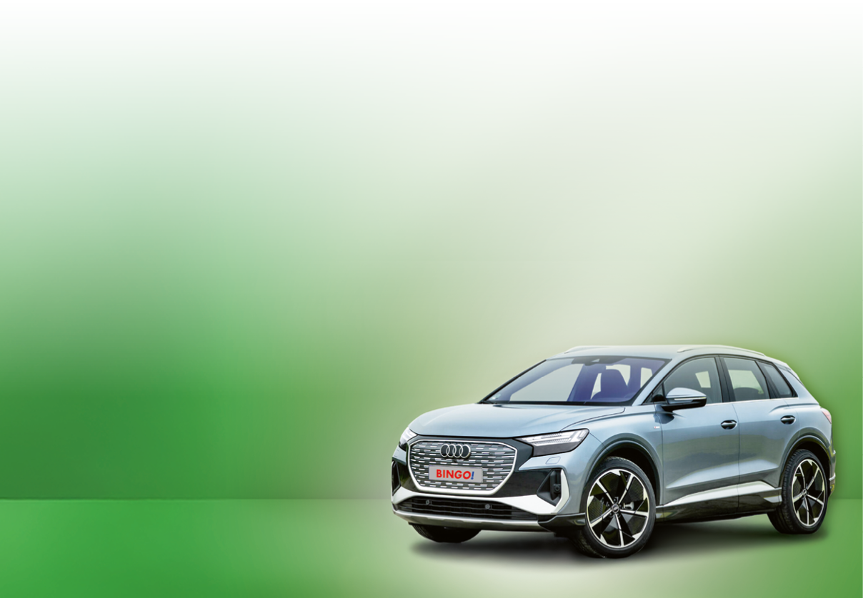 In der Mitte des Bildes steht ein silberner SUV der Marke Audi auf einer glatten, gl nzenden Fl che. Es handelt sich um ein modernes Auto mit sportlichem Design. Die Perspektive zeigt das Fahrzeug leicht von vorne rechts. Der Hintergrund ist vollst ndig in verschiedenen Gr nt nen gehalten – er wirkt weichgezeichnet und verschwommen, fast wie ein abstraktes Farbspiel aus hellen und dunkleren Gr nnuancen. Das Auto scheint in einem Lichtschein zu stehen, was es visuell hervorhebt und ihm eine zentrale Bedeutung im Bild verleiht. Auf dem Nummernschild des Autos ist das Wort „BINGO!“ in roten Buchstaben zu erkennen.