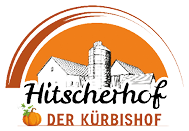 Das Bild zeigt das Logo des Hitscherhofs – Der K rbishof. Im oberen Bereich ist eine stilisierte Illustration eines Bauernhofs mit mehreren Geb uden und einem Silo zu sehen, gezeichnet in Schwarz-Wei . Dahinter w lbt sich eine halbkreisf rmige, orangefarbene Fl che, die an eine aufgehende Sonne erinnert. Darunter steht der Schriftzug „Hitscherhof“ in schwungvoller, schwarzer Schreibschrift und „Der K rbishof“ in klaren, orangefarbenen Gro buchstaben. Links unten ist eine kleine Grafik mit zwei K rbissen und gr nen Bl ttern zu sehen – ein Hinweis auf die herbstliche und landwirtschaftliche Ausrichtung des Hofs. 