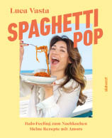 Das Bild zeigt das Buchcover von „Spaghetti Pop“ von Luca Vasta, erschienen im S dwest Verlag.   Das fr hlich gestaltete Cover in Gelb- und Oranget nen zeigt die Autorin lachend am Meer, wie sie genussvoll Spaghetti mit Tomatensauce isst – passend zum Untertitel:  „Italo-Feeling zum Nachkochen – Meine Rezepte mit Amore“.    Das Buch vermittelt mediterranes Lebensgef hl, verspricht authentische italienische Rezepte und l dt mit seiner farbenfrohen Gestaltung sofort zum Schm kern und Nachkochen ein.