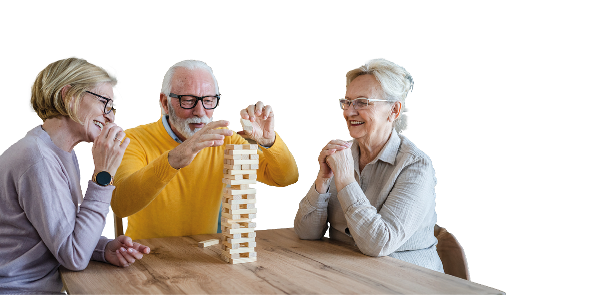 Das Bild zeigt drei ltere Menschen, die gemeinsam an einem Tisch sitzen und Jenga spielen. Alle drei wirken fr hlich und konzentriert – es wird gelacht, gestaunt und mitgefiebert. Die Szene spielt offenbar in einem hellen, gem tlichen Wohnzimmer mit Pflanzen und B cherregalen im Hintergrund.    Die Atmosph re strahlt Lebensfreude, Geselligkeit und geistige Aktivit t aus – perfekt geeignet f r Themen rund um aktive Senioren, Gemeinschaft, Freizeitgestaltung oder Gehirntraining im Alter.    