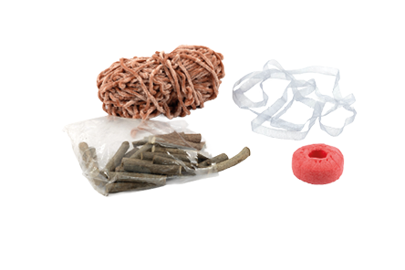 Das Bild zeigt verschiedene Bastelmaterialien, die auf einer wei en Fl che verteilt sind. Sie scheinen f r ein DIY-Projekt oder eine kreative Handarbeit gedacht zu sein – m glicherweise zum Basteln eines K rbisses oder hnlicher Dekoration.    Von links nach rechts sind folgende Gegenst nde zu sehen:    Ein B ndel rosa-rostfarbener Chenilledraht (Pfeifenreiniger) – zusammengerollt zu einem lockeren Kn uel. Die weiche, samtige Oberfl che des Drahts ist gut sichtbar.    Eine durchsichtige Plastikt te mit mehreren kurzen, dicken Holzst bchen – sie sehen naturbelassen aus und k nnten z. B. kleine Zweige sein.    Ein breites, transparentes Schleifenband – hell und leicht gl nzend, locker hingelegt.    Ein kleines, rundes, rosafarbenes Stoffteil – es sieht weich aus und hat in der Mitte ein Loch, fast wie ein Mini-Donut oder ein zusammengedr ckter Filzring.    Alle Objekte liegen lose und ungeordnet auf einem wei en Hintergrund. Die Farben sind  berwiegend nat rlich und weich, mit einem Akzent durch das kr ftige Rosa des Stoffrings.