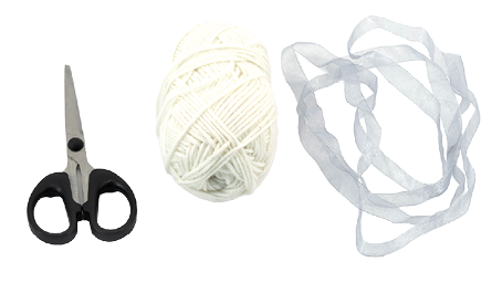    Auf dem Bild sind drei Gegenst nde zu sehen. Ganz links liegt eine Schere mit schwarzen Kunststoffgriffen und kurzen Metallklingen. Sie ist leicht ge ffnet und zeigt nach oben. In der Mitte befindet sich ein Kn uel aus wei em Garn oder Wolle, das ordentlich aufgewickelt ist. Ganz rechts liegt ein transparentes, leicht schimmerndes Band in einem wei lich-blauen Farbton. Das Band ist locker und in unregelm  igen Schlaufen ausgelegt. Alle Gegenst nde sind klar voneinander getrennt und symmetrisch nebeneinander platziert. Die Szene wirkt sauber und minimalistisch.