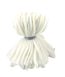 Auf dem Bild ist ein kleines Gebilde aus wei er Wolle zu sehen. Die Wollf den sind in der Mitte mit einem Faden oder Band zusammengebunden, sodass sie oben und unten gleichm ig auseinanderfallen. Dadurch entsteht eine Form, die an eine kleine Puppe oder Quaste erinnert. 