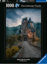 Puzzleverpackung mit Motiv der Burg Eltz in Deutschland, abgebildet bei D mmerung mit beleuchtetem Burgtor und steiniger Br cke