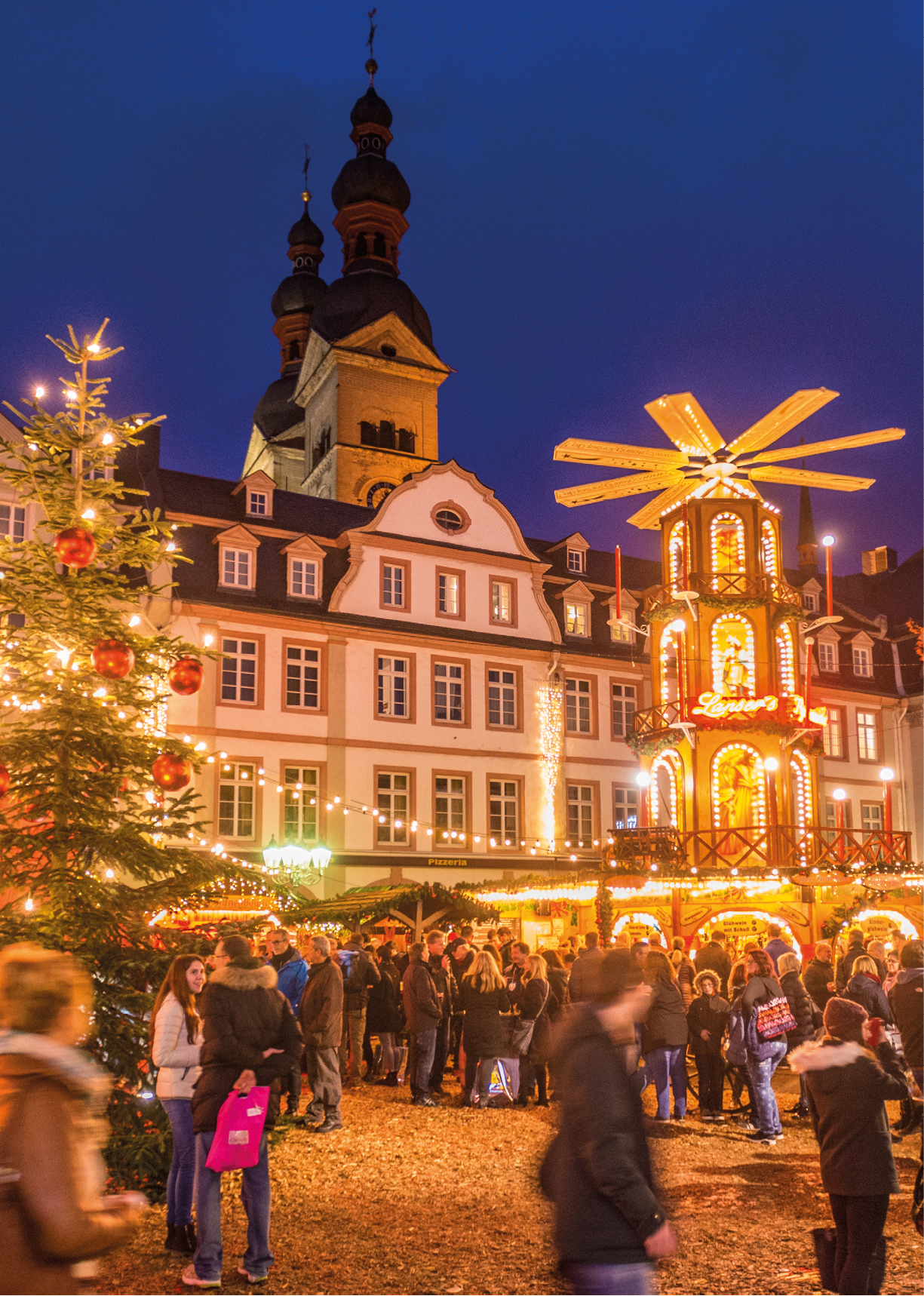Ein Bummel auf beschaulichen Altstadtpl tzen entlang weihnachtlicher Kulisse lockt j hrlich viele Menschen auf den Koblenzer Weihnachtsmarkt.