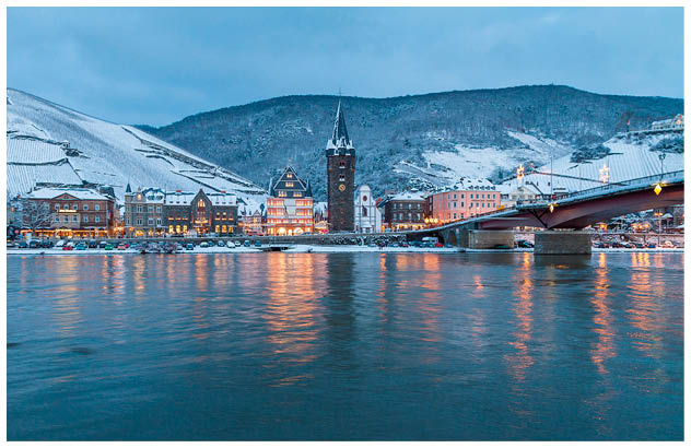 Direkt an der Mosel in der M ndung des Tiefenbachtals befindet sich die Stadt Bernkastel-Kues mit ihrer mittelalterlichen Altstadt. Sie ist bekannt f r die besonderen Weinbergslagen rund um die Stadt, die in einem der ltesten Gebiete des deutschen Weinbaues liegt. Im Winter verleihen der Schnee und die festliche Beleuchtung dem Ort einen ganz besonderen Charme.