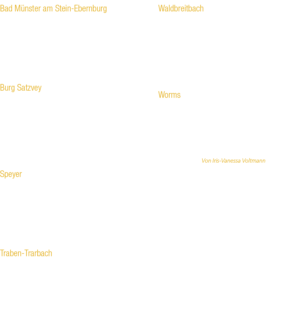 Winterliche Idylle in Bernkastel-Kues an der Mosel: In sanftes Abendlicht getaucht, liegt die Stadt friedlich am Flussufer. Die schneebedeckten H nge und D cher verleihen dem historischen Stadtkern eine m rchenhafte Atmosph re. Die Lichter der H user spiegeln sich im ruhigen Wasser, w hrend die Br cke den Blick auf den markanten Kirchturm lenkt, der ber der Szenerie thront. Ein Anblick, der die stille Sch nheit des Winters an der Mosel perfekt einf ngt.