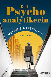 Das Bild zeigt das Buchcover des Romans „Die Psychoanalytikerin“ von Melanie Metzenthin, erschienen im Heyne Verlag. Das Cover zeigt eine Frau in einem eleganten Mantel und Hut, die mit einer Aktentasche eine Treppe hinaufgeht. Sie betritt eine sonnendurchflutete Stra e, die von hohen Geb uden im Stil der fr hen Moderne ges umt ist.  Die Farbgestaltung ist zweigeteilt: der obere Teil in dunklem Blau, der untere in einem warmen Gelbton. Der Titel ist in gro en gelben Buchstaben gesetzt, und der Autorenname steht in einer gebogenen Linie  ber dem zentralen Motiv.  Die Gestaltung vermittelt ein historisches, zugleich spannendes und selbstbewusstes Flair – passend zu einer starken weiblichen Hauptfigur in einem psychologisch gepr gten Roman.