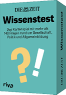 Das Bild zeigt die Verpackung des Kartenspiels „DIE ZEIT Wissenstest“, erschienen im riva Verlag. Die Box ist in einem t rkisfarbenen Ton gestaltet und tr gt oben das Logo der Wochenzeitung DIE ZEIT mit dem charakteristischen Wappen.  Darunter steht in gro en schwarzen Buchstaben der Titel „Wissenstest“, gefolgt vom Untertitel:  „Das Kartenspiel mit mehr als 140 Fragen rund um Gesellschaft, Politik und Allgemeinbildung“.  Im unteren Bereich sind ein gro es gelbes Fragezeichen und ein wei es Ausrufezeichen abgebildet, die spielerisch den Quizcharakter betonen.  Das Design wirkt modern, klar und ansprechend – typisch f r Produkte, die Wissen und Unterhaltung verbinden.