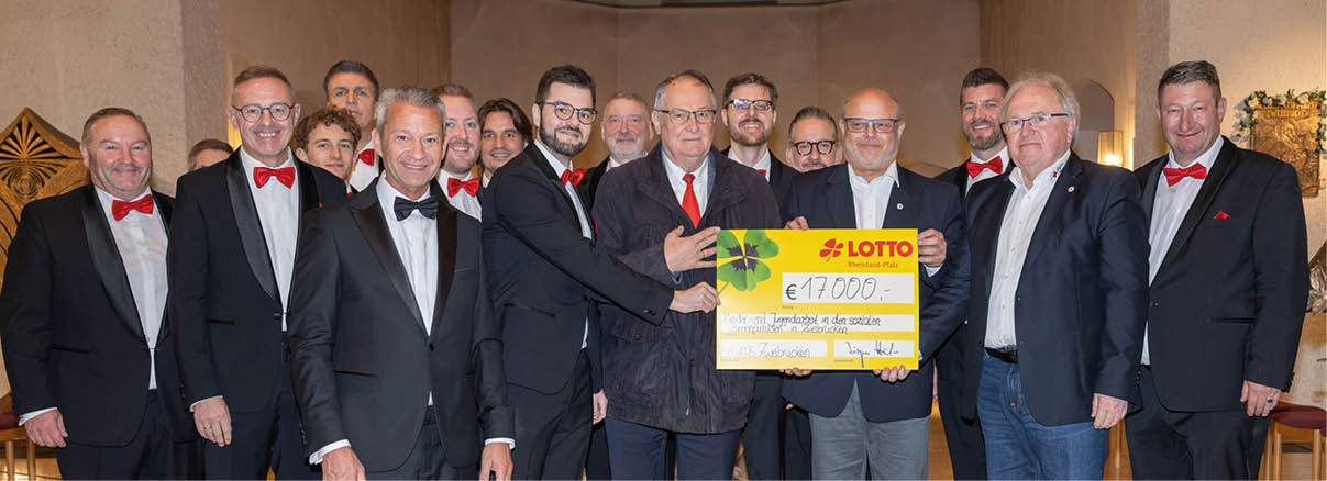 In Zweibr cken durfte sich eine engagierte Gruppe ber eine gro z gige Spende von 17.000 Euro freuen. Vertreter von Lotto Rheinland-Pfalz  berreichten den symbolischen Scheck anl sslich einer festlichen Veranstaltung. Die Spende dient einem guten Zweck und soll soziale Projekte in der Region unterst tzen. F r das Erinnerungsfoto versammelten sich alle Beteiligten – viele von ihnen im eleganten schwarzen Anzug mit roter Fliege – mit strahlenden Gesichtern um den gro en gelben Scheck. Die stolze Summe zeigt einmal mehr das nachhaltige Engagement von Lotto Rheinland-Pfalz f r gemeinn tzige Initiativen und den gesellschaftlichen Zusammenhalt.