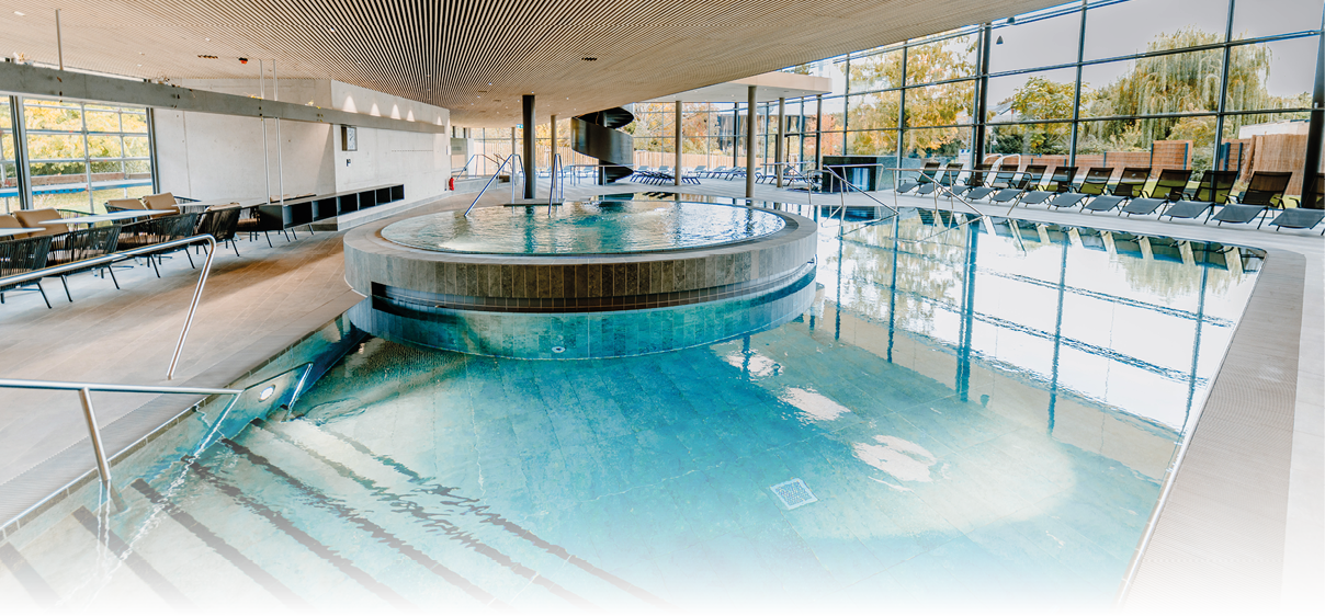 Unser Thermalbad ist Ihre Quelle f r Erholung und Vitalit t – ob bei einem Solebad, in der Dampfoase oder in unseren komfortablen Liegebereichen. Lassen Sie den Alltag hinter sich und tauchen Sie ein in eine Welt der Ruhe und Regeneration.