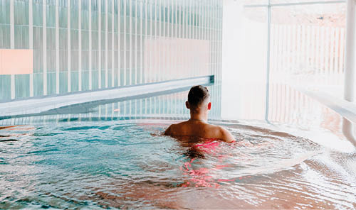 Unser Thermalbad ist Ihre Quelle f r Erholung und Vitalit t – ob bei einem Solebad, in der Dampfoase oder in unseren komfortablen Liegebereichen. Lassen Sie den Alltag hinter sich und tauchen Sie ein in eine Welt der Ruhe und Regeneration.