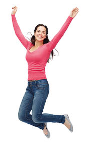 Frau mit freudigem Gesichtsausdruck springt mit nach hinten angwinkelten Beinen vor Freude in die Luft