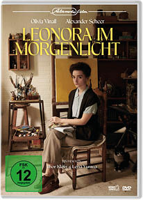 Das Bild zeigt das DVD-Cover des Films „Leonora im Morgenlicht“, einer Produktion von Alamode Film mit Olivia Vinall und Alexander Scheer in den Hauptrollen.   Im Zentrum des Covers sitzt eine Frau – vermutlich die K nstlerin Leonora Carrington, auf deren Leben der Film basiert – in einem Atelier. Sie h lt einen Pinsel und eine Palette in der Hand, umgeben von Malutensilien, Pinseln und Farben. Neben ihr sitzt eine schwarz-wei e Katze.    Der Titel „Leonora im Morgenlicht“ ist in gro en, gelben Buchstaben  ber der Szene platziert. Unten steht:  „Ein Film von Thor Klein & Lena Vurma“.    Das Cover wirkt ruhig, k nstlerisch und nachdenklich – es vermittelt den Ton eines biografischen Dramas mit  sthetischem Anspruch.