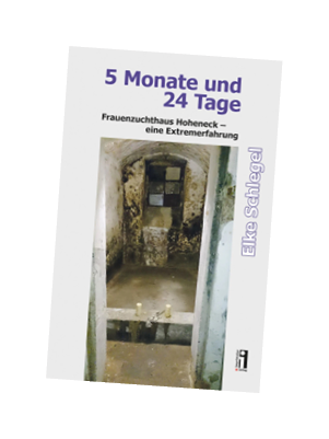 Verfallener, dunkler Raum mit kleinem vergittertem Fenster und zwei Kerzen auf einem niedrigen Podest