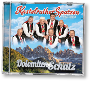 Das Albumcover zeigt eine heitere Gruppe von sieben M nnern, die gemeinsam posieren. Sie tragen festliche, traditionelle Trachtenwesten in Schwarz mit goldenen Mustern, wei e Hemden und bunte Krawatten in Rot-Gelb. Alle sitzen oder stehen eng beieinander und l cheln freundlich in die Kamera. Hinter ihnen ist ein heller Himmel mit vielen wei en Wolken zu sehen, der weich in die untere Bildh lfte  bergeht. Dort erscheint eine eindrucksvolle Berglandschaft: die gezackten Gipfel der Dolomiten, teilweise von warmem Sonnenlicht angestrahlt, darunter gr ne W lder und Wiesen.  Oben auf dem Cover steht in gro er, geschwungener roter Schrift der Name „Kastelruther Spatzen aus S dtirol“. Unten ist in gro er silberner Glitzerschrift der Albumtitel „Dolomiten Schatz“ zu lesen.  