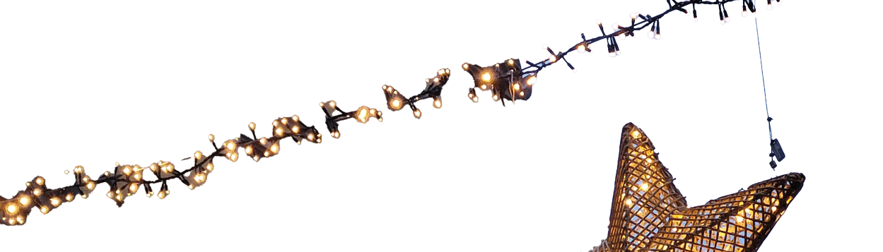 Eine Lichterkette h ngt vor einer gelbget nchten, barocken Hausfassade