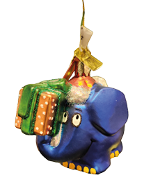 Auf dem Bild sind drei farbenfrohe und liebevoll gestaltete Weihnachtsbaumanh nger zu sehen – jeweils in Form einer kleinen, verspielten Figur:   Links die Tigerente von Janosch, ein zebra hnliches Tier auf gr nen R dern, goldfarben mit schwarzen Streifen.    In der Mitte der kleine blaue Elefant, der ein bunt verpacktes Geschenk auf dem R cken tr gt.    Rechts die bekannte „Maus“ aus der Sendung mit der Maus, ebenfalls als gl nzender Christbaumschmuck gestaltet.    Alle drei Figuren sind aus Glas oder einem  hnlichen Material gefertigt, gl nzen festlich und h ngen an kleinen goldenen Aufh ngehaken. Sie wirken fr hlich, nostalgisch und ideal als au ergew hnliche Dekoration f r den Weihnachtsbaum.